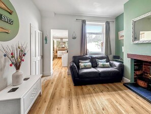 TV, fireplace - 4 bedroom accommodation in Filey (Filey)