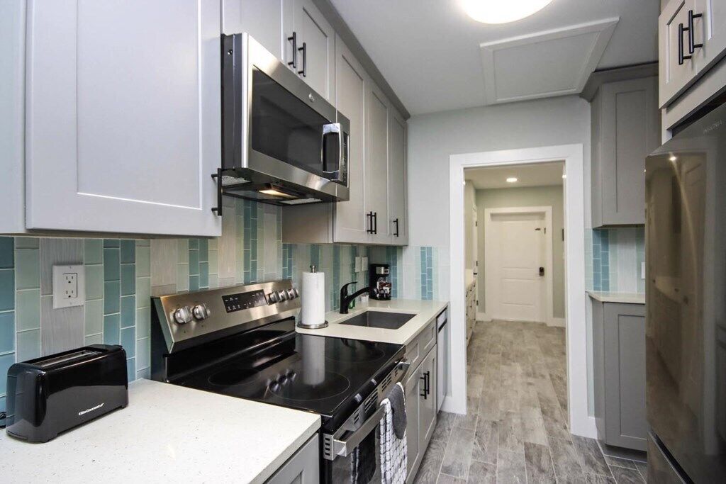 Jääkaappi, mikroaaltouuni, uuni, liesi