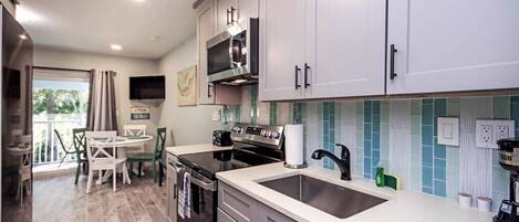 Réfrigérateur, micro-ondes, four, plaque de cuisson