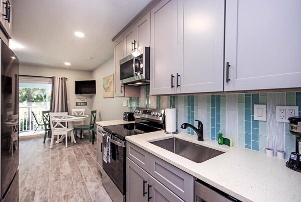 Refrigerador, microondas, horno y parrilla de estufa 