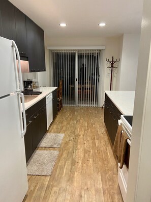 電子レンジ、食器洗い機、コーヒー / ティーメーカー、調理器具と食器