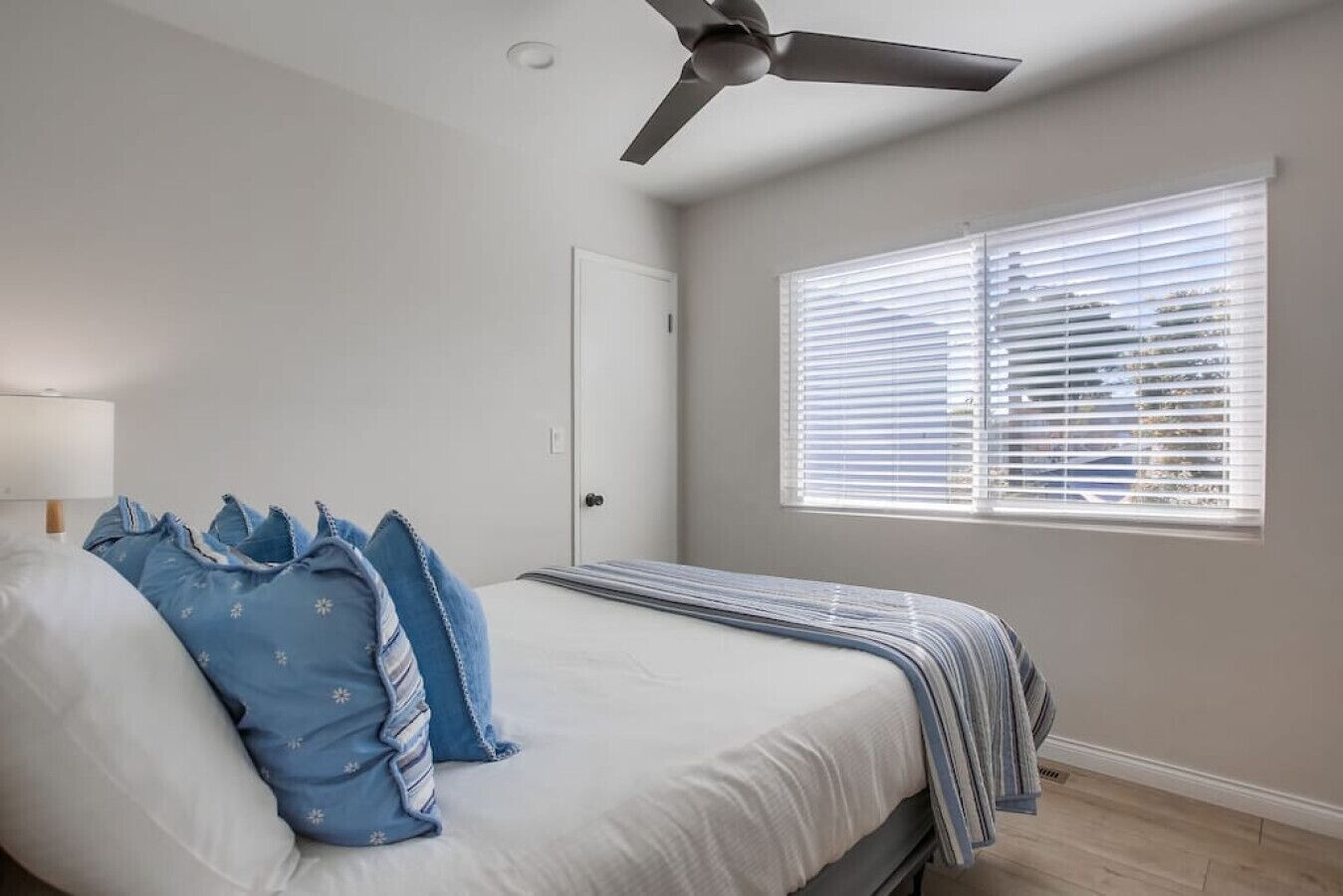 5 dormitorios, escritorio, tabla de planchar con plancha y cuna de viaje