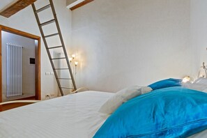 1 slaapkamer, een strijkplank/strijkijzer, wifi