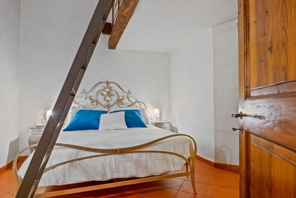 1 habitación, tabla de planchar con plancha y wifi