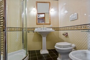 Een douche, een haardroger, een bidet