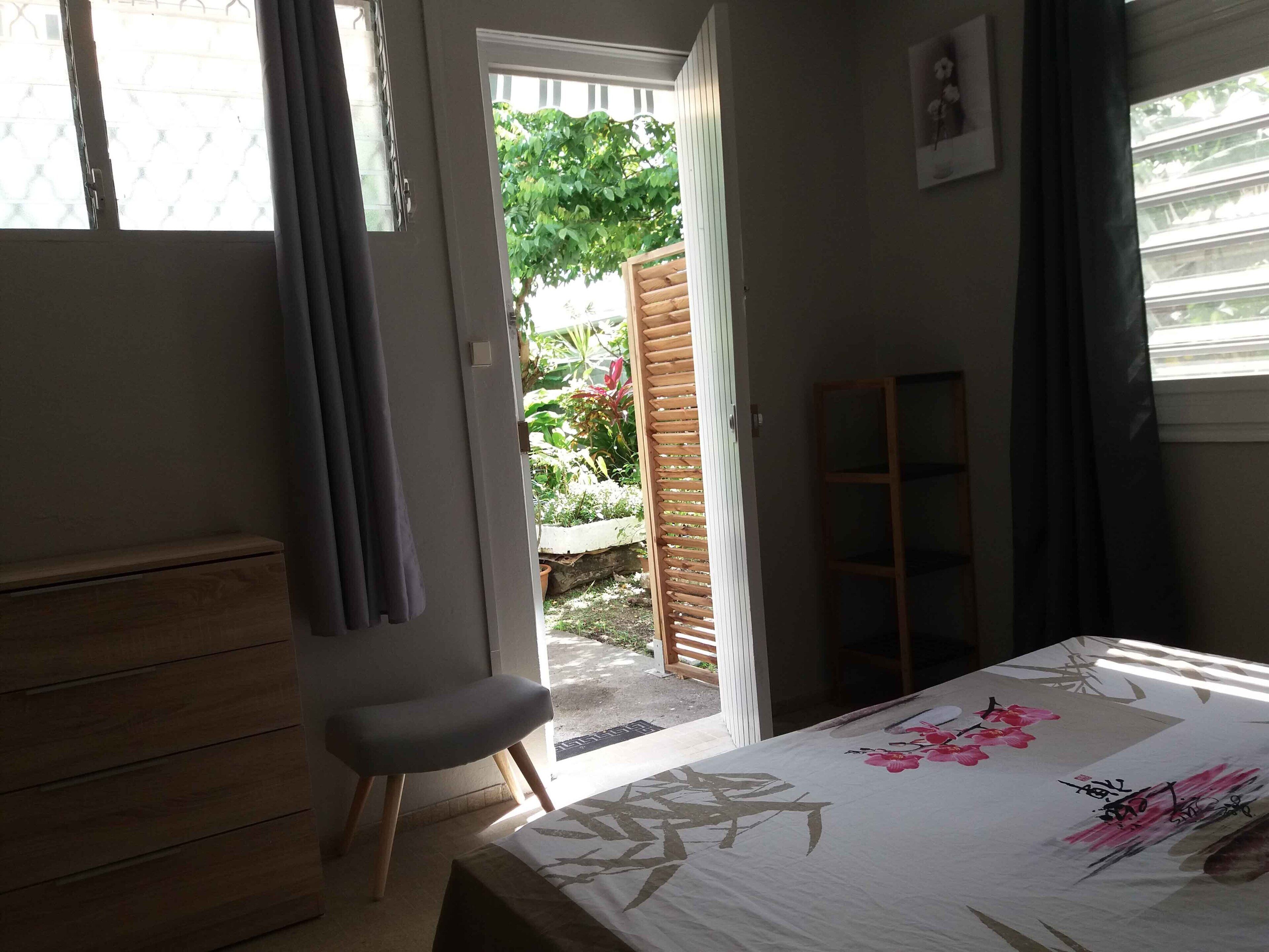 1 室のベッドルーム、防音設備、アイロン / アイロン台、旅行用ベビーベッド