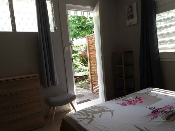 1 habitación, insonorización y tabla de planchar con plancha 