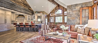 Walk to Lift: Luxe Villa w/ Hot Tub in Copper Mtn
