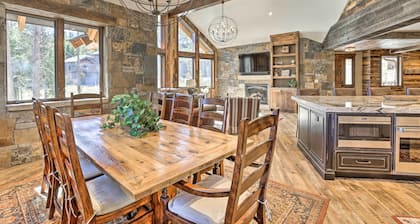 Walk to Lift: Luxe Villa w/ Hot Tub in Copper Mtn