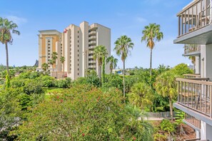 A hotel with multiple floors, surrounded by lush greenery and palm trees. - Universal Studios, International Dr (Orlando)