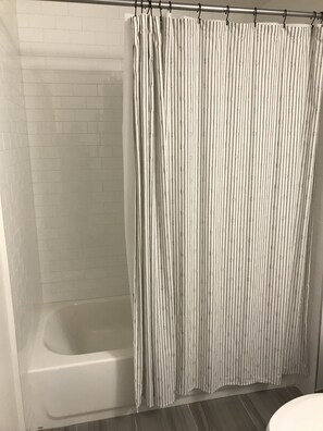 淋浴设施、吹风机、毛巾、肥皂