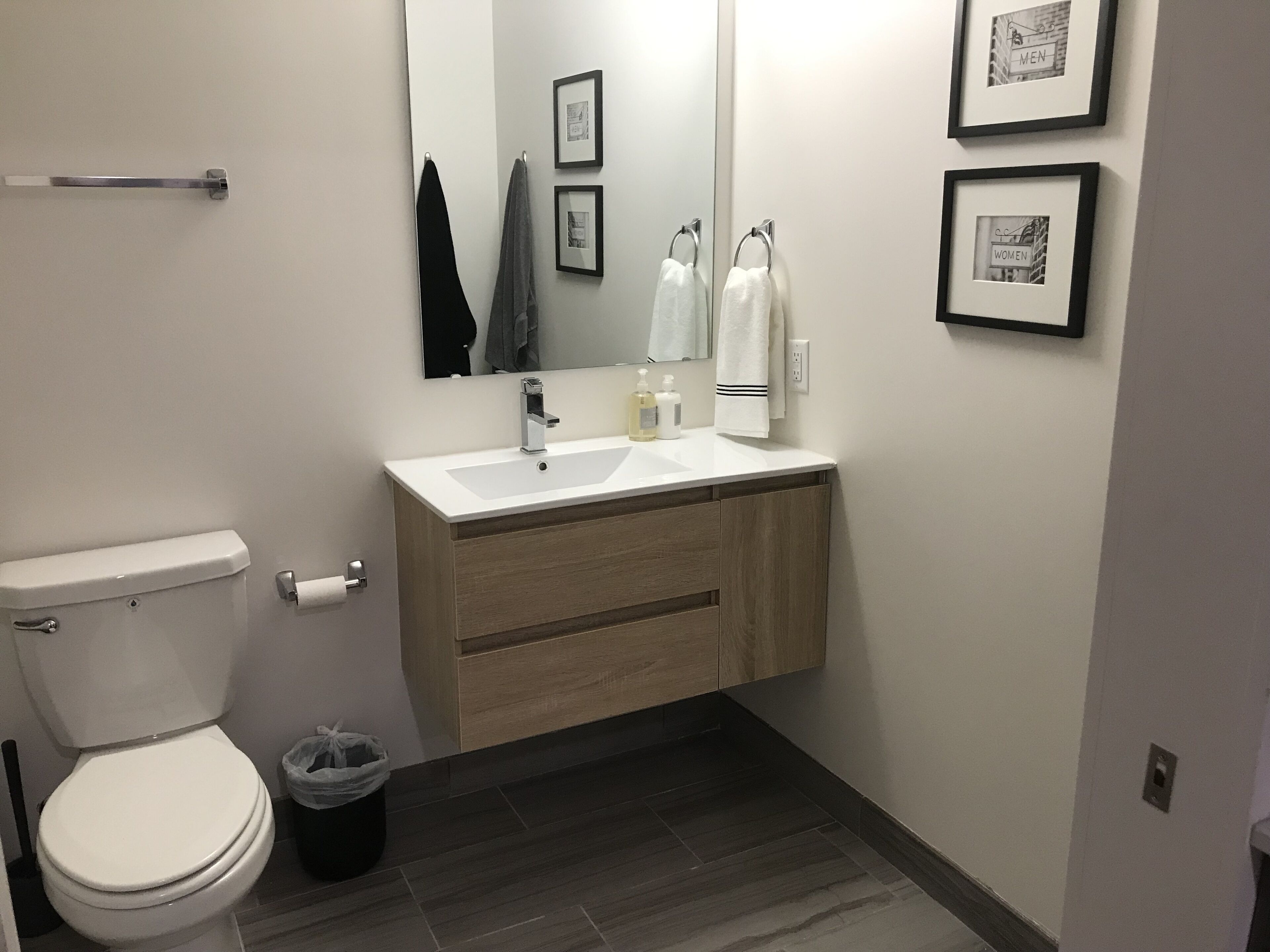 Regadera, secadora de cabello, toallas, jabón 