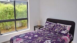 3 bedrooms, internet, bed sheets