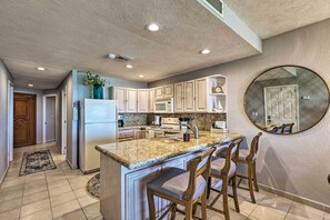 Fridge, microwave, stovetop, dishwasher