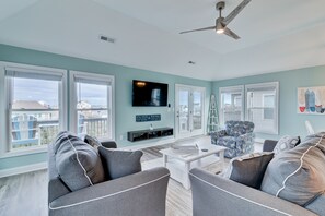 Flachbildfernseher, DVD-Player, Tischfußball