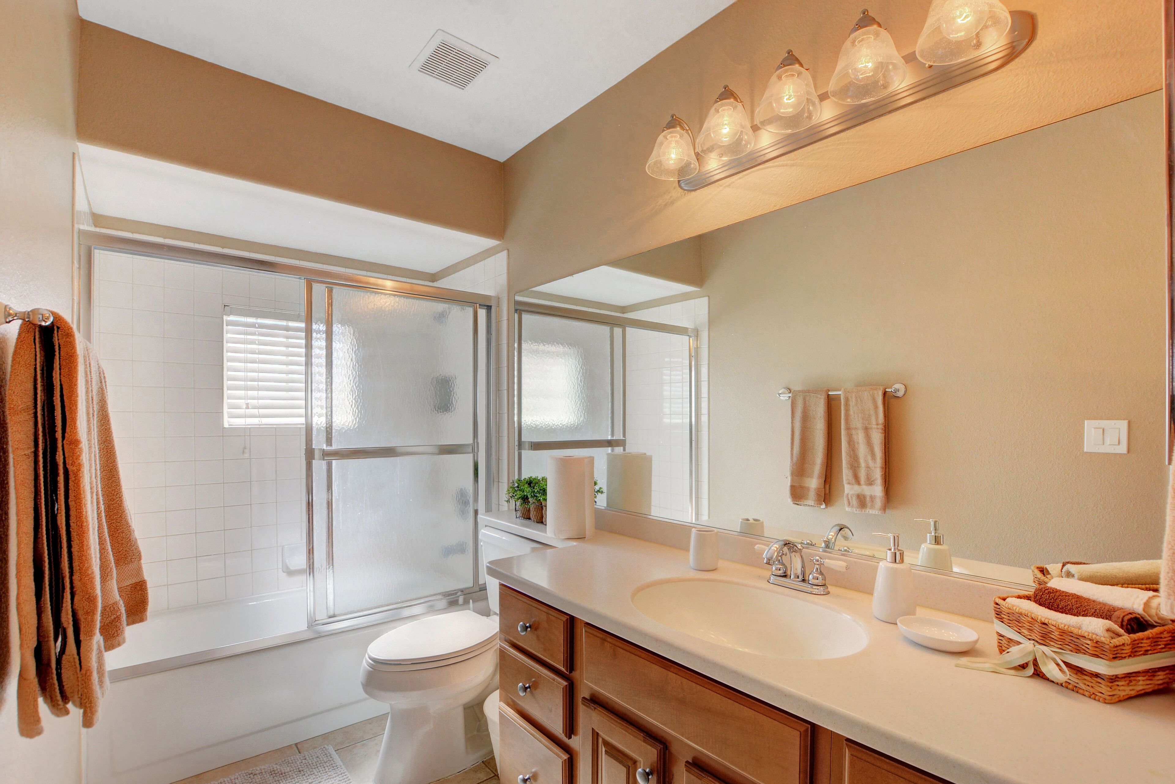Combined shower/bathtub, hair dryer, towels, toilet paper