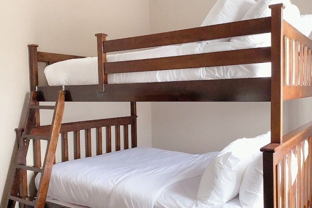 Familiesuite | Skrivebord, blendingsgardiner og strykejern/-brett