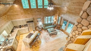 Smart TV, caminetto, videogiochi, lettore DVD