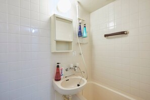 Combined shower/bathtub, free toiletries, hair dryer, slippers