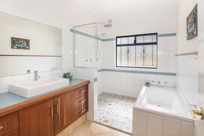 Badewanne, Haartrockner, Handtücher, Seife