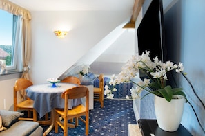 Dining - Vacation Apartment "Flair Lilie" Shared Garden, Sauna & Jacuzzi (Stockach)