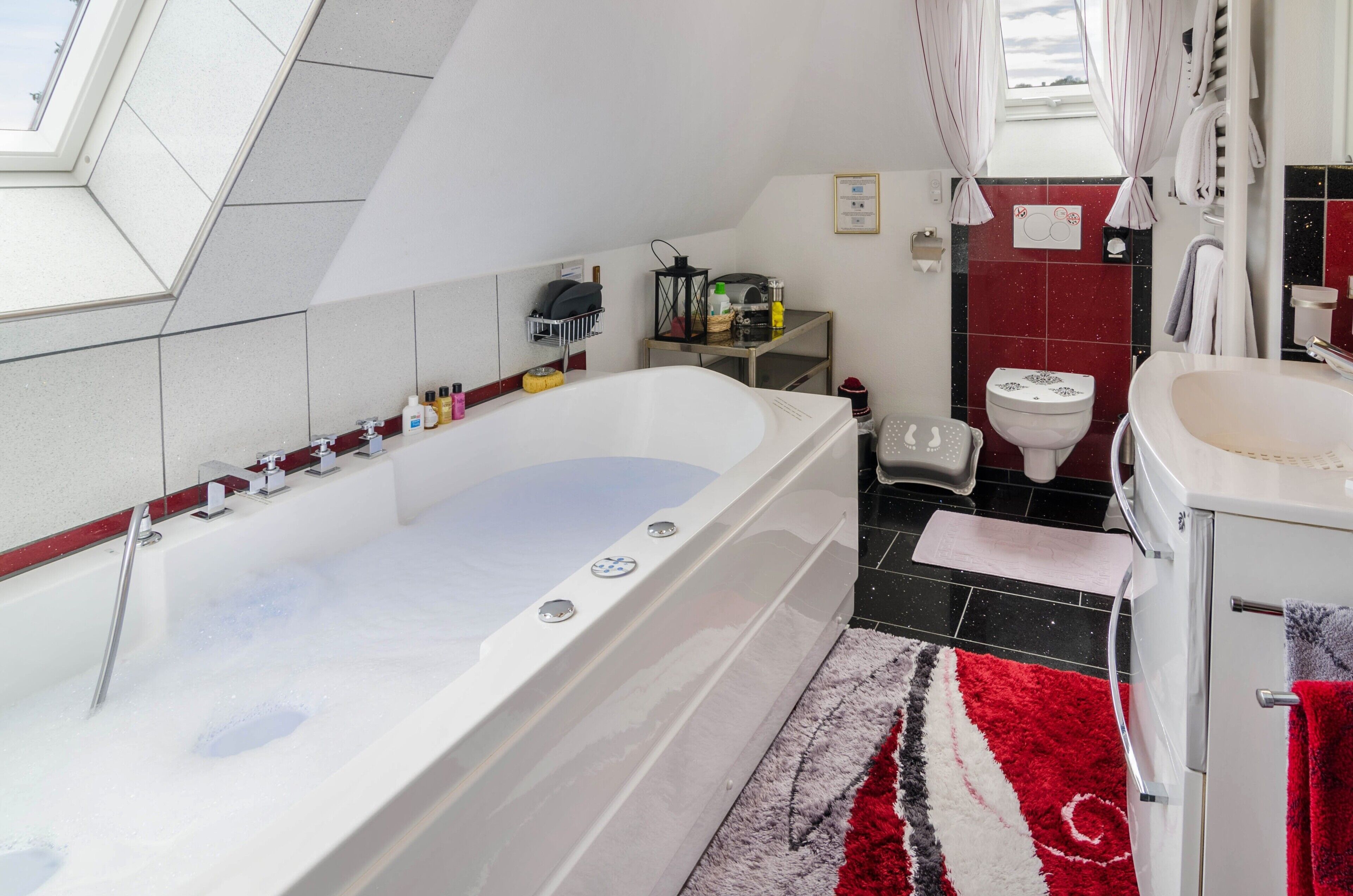 Badewanne, Haartrockner, Handtücher