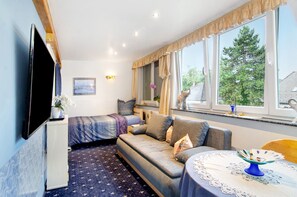 Téléviseur, foyer, lecteur de DVD, chaîne audio