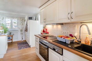 Réfrigérateur, four à micro-ondes, un four, surface de cuisson