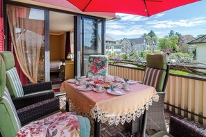 Outdoor dining - Vacation Apartment "Flair Orchidee" with Balcony, Shared Garden & Sauna (Stockach)
