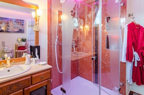 Een douche, een haardroger, handdoeken