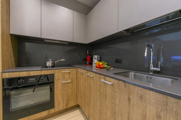 Kjøleskap, mikrobølgeovn, ovn og kokeplater