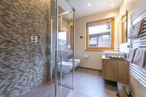 Dusj, hårføner, bidé og håndklær