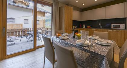 Casa Giardino Ski in - Ski out 100m, Livigno, Italy