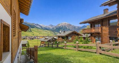 Casa Giardino Ski in - Ski out 100m, Livigno, Italy