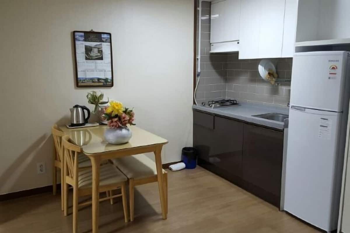 Private kitchen | Fridge, stovetop, electric kettle, rice cooker