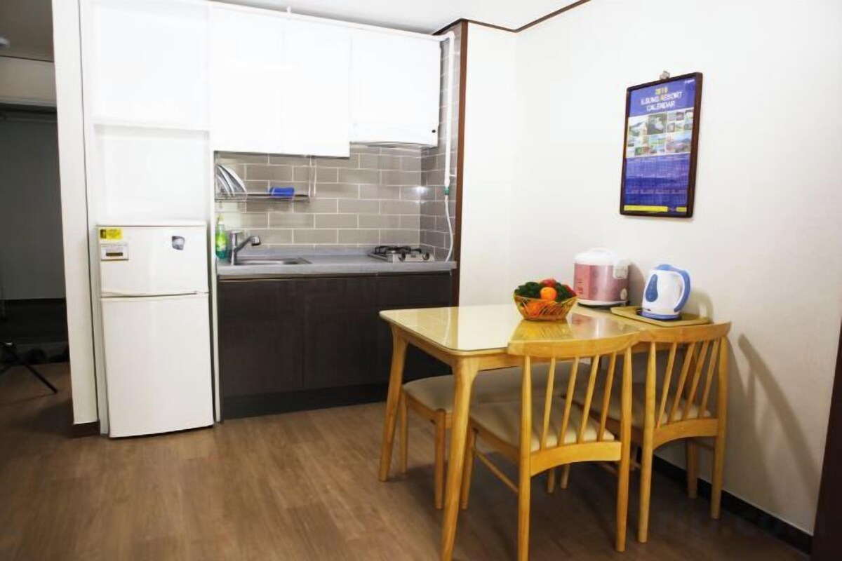 Private kitchen | Fridge, stovetop, electric kettle, rice cooker