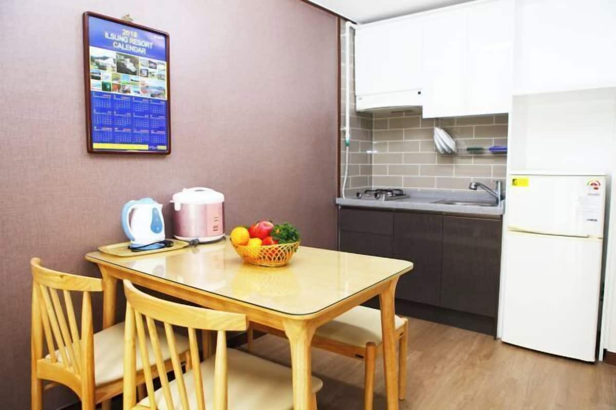 Private kitchen | Fridge, stovetop, electric kettle, rice cooker
