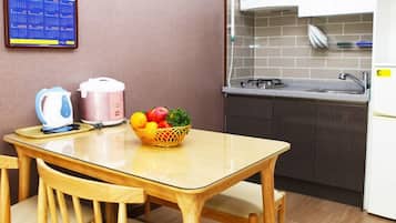 Gold Suite | Coin cuisine privé | Réfrigérateur, plaque de cuisson, bouilloire électrique, cuiseur de riz