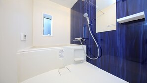 Combined shower/tub, free toiletries, hair dryer, slippers - COTO Tokyo Shibuya 8 (Tokyo)