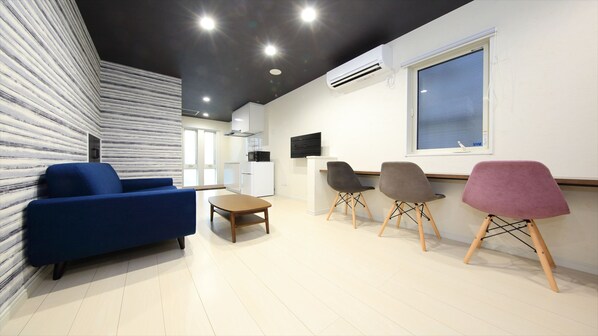 아파트, 금연 (Maisonette room A) | 거실 공간 | 평면 TV