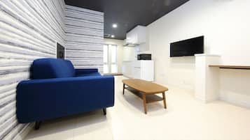 Maisonette room A | Living area | Flat-screen TV