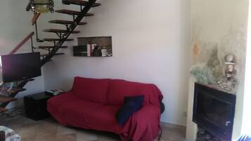 Fernseher, Kamin, Bücher