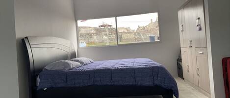 2 slaapkamers, een strijkplank/strijkijzer, wifi, beddengoed