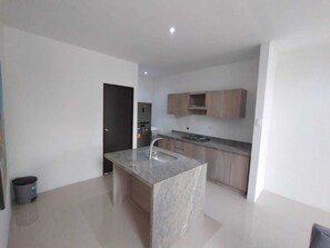 Mikrowelle, Herdplatte, Kochgeschirr/Geschirr/Besteck