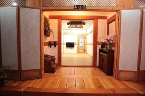 Habitación (Pungnammun) | Área de sala de estar | Televisión LCD y piso con calefacción 