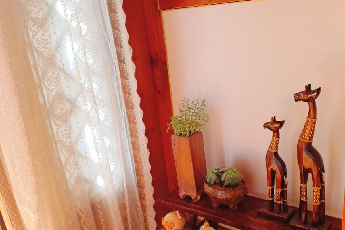 Room (Hyanggyo) | Bathroom | Shower, free toiletries, hair dryer, towels