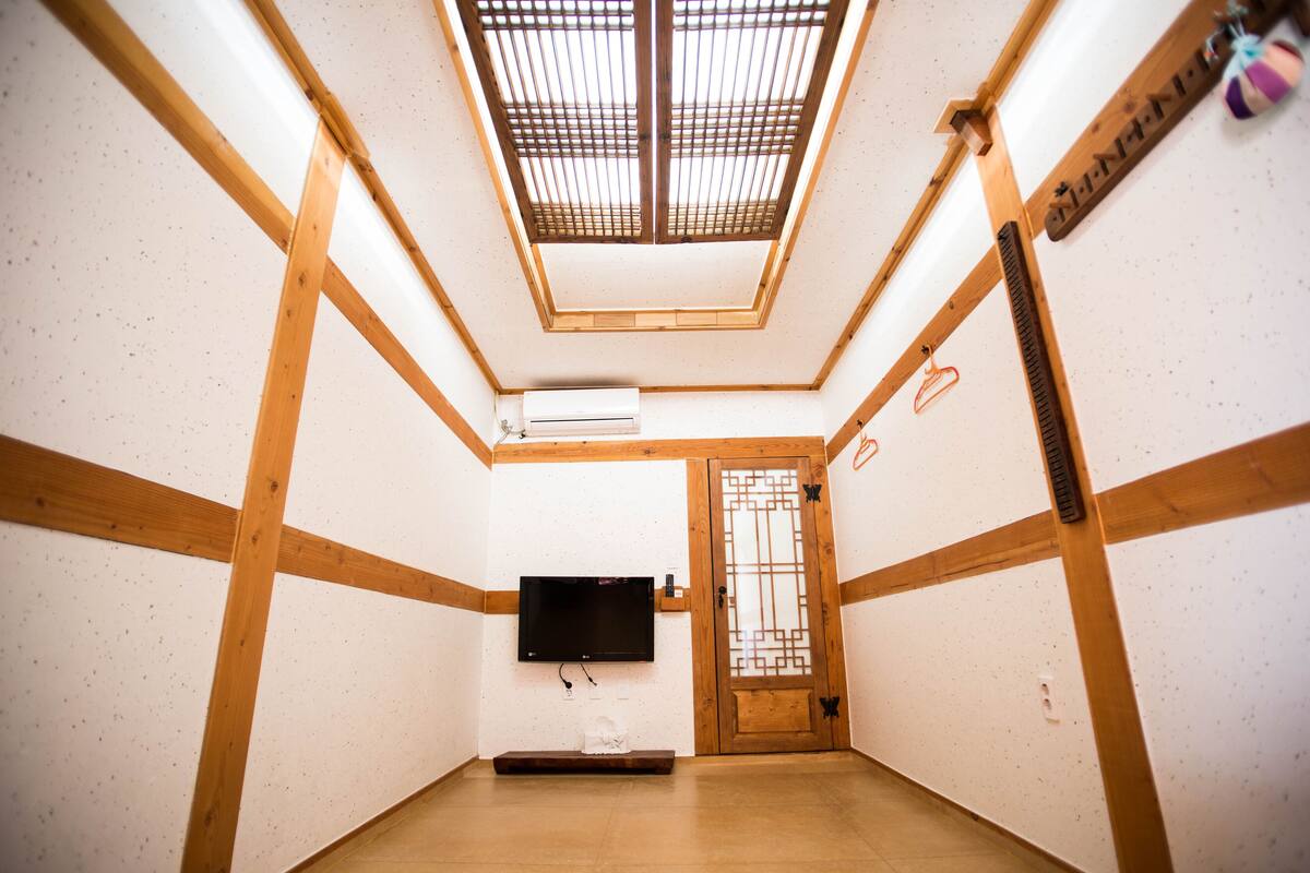 Room (Eeojin) | WiFi (free)