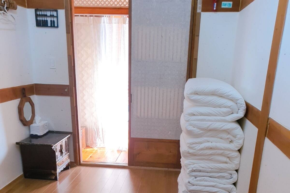 Room (Pungnammun) | Shared kitchen | Fridge, microwave (on request), stovetop, cookware/dishes/utensils