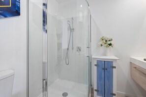 Apartamento luxo | Banheiro | Chuveiro, toalhas de banho, sabonete, shampoo