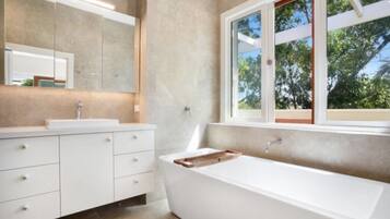 Shower, jetted bath, hair dryer, towels